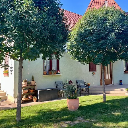 Borostyán Apartamento *